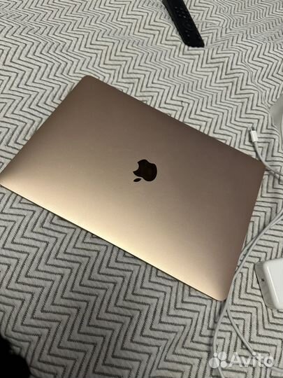 Macbook air 13 2022 256 m1 gold