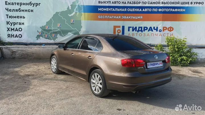 Кронштейн передней панели правый Volkswagen Jetta