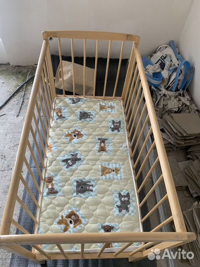 Детская кроватка с матрасом и подушками