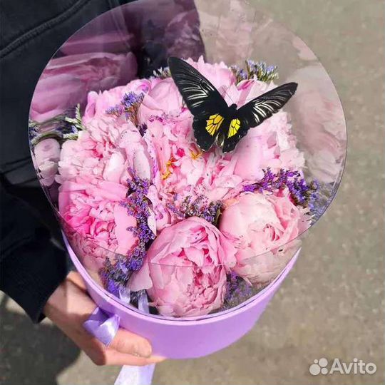 Коробки с цветами и живыми бабочками