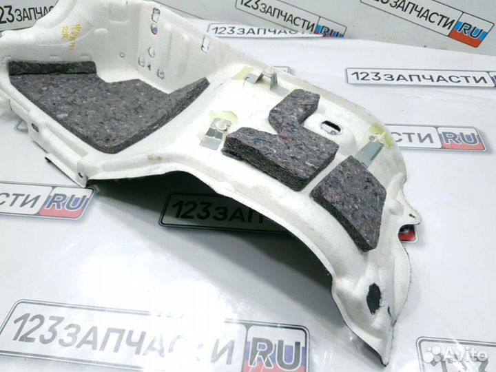 Обшивка багажника нижняя задняя правая Toyota