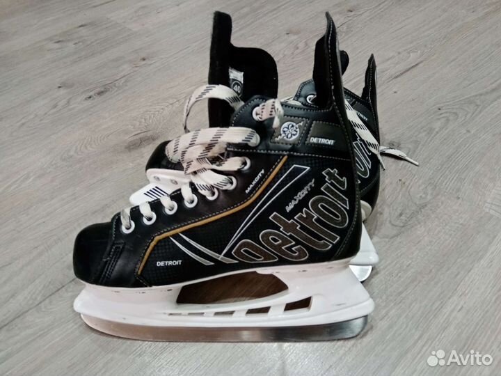 Коньки хоккейные