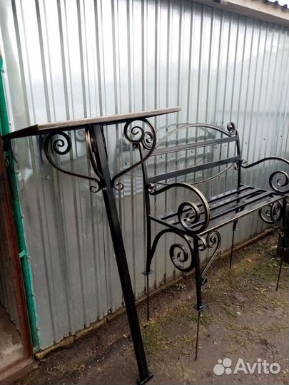 Скамейка и столик