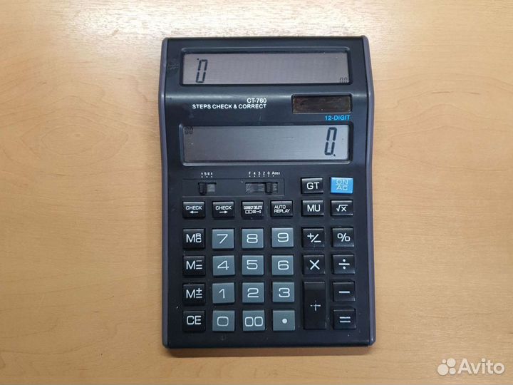 Калькулятор с двумя дисплеями