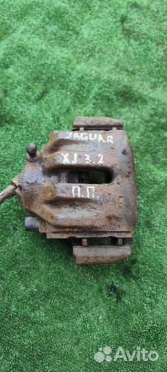 Передний правый суппорт Jaguar XJ X300