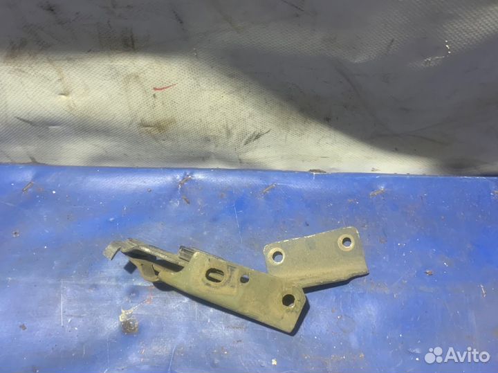 Петля капота левая ford focus 1