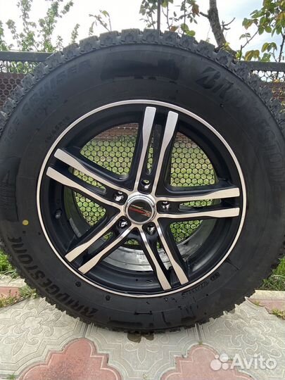 Bridgestone Ice Cruiser 7000S 215/65 R16 98T