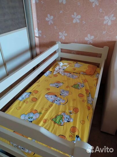 Детская кровать с бортиком и матрасом