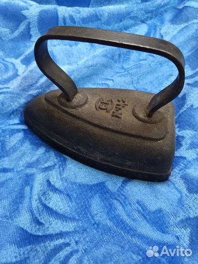 Старый утюг чугунный