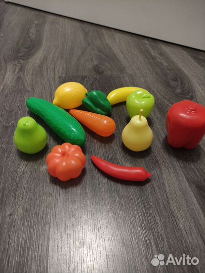 Игрушечные овощи и фрукты