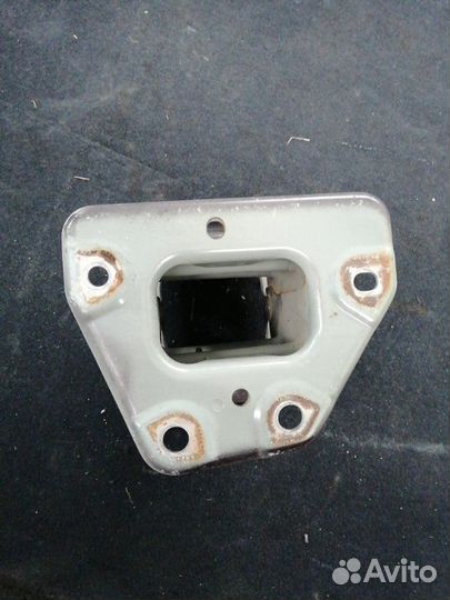 Крепление усилителя бампера переднее левое Nissan