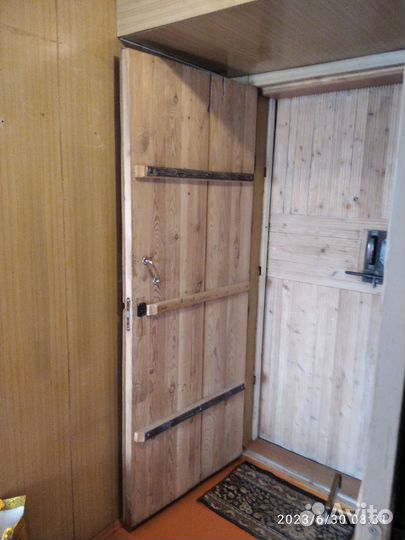 Деревянная дверь