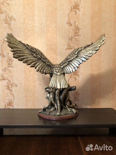 Орёл из мрамора, покрытый бронзой