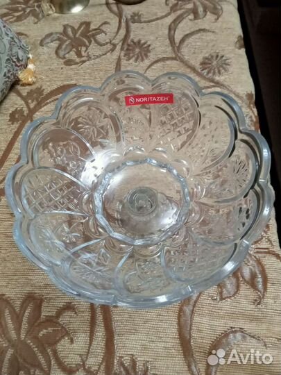 Ваза для фруктов на ножке и салатницы