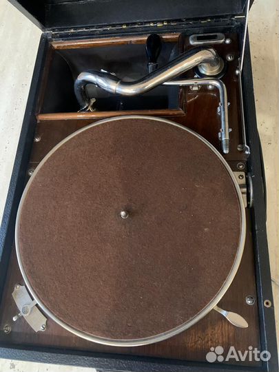 Старинный патефон