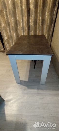 Стол обеденный