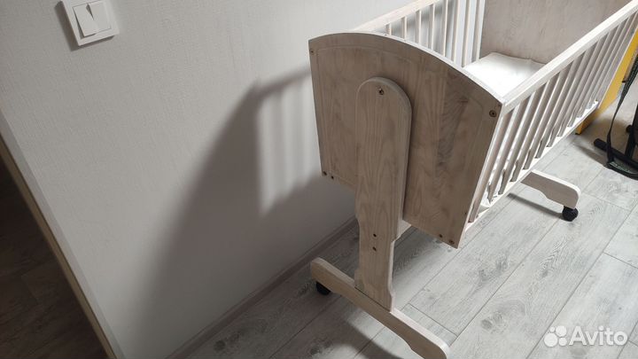 Детская кроватка с маятником, люлька