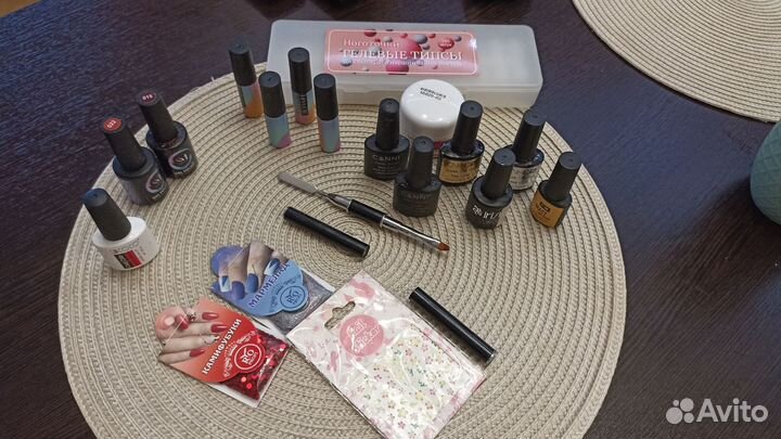 Для наращивания ногтей лаки, базы и т.п