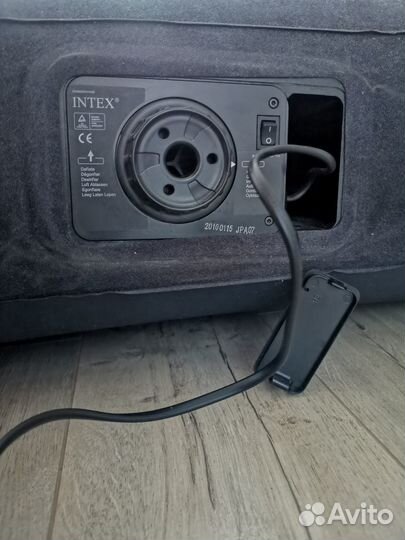 Надувной двуспальный матрас с насосом Intex