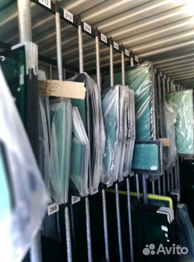 Стекло переднее нижнее на Caterpillar 428f2