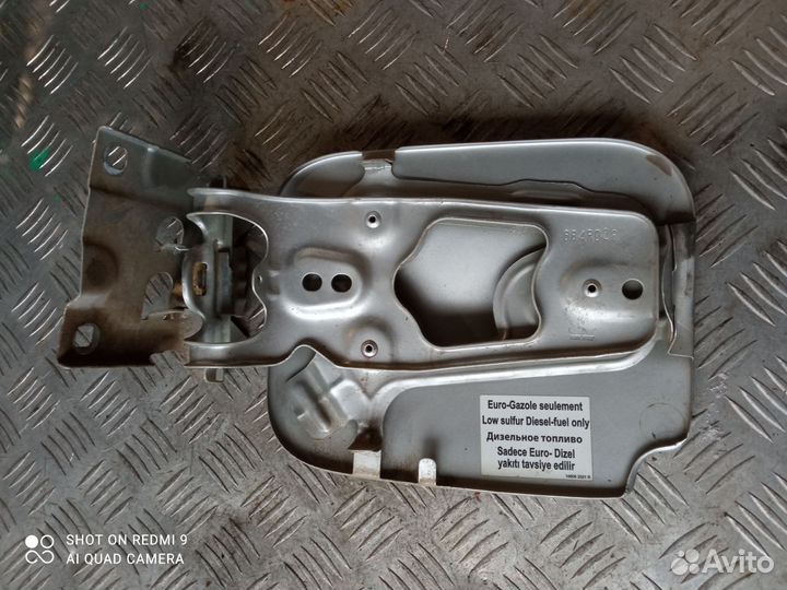 Лючок бензобака Рено Дастер серебро