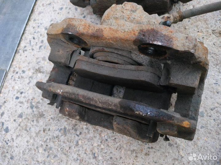 Суппорт тормозной передний левый Peugeot Partner