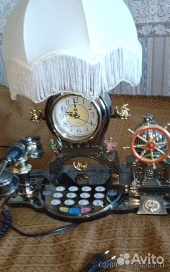 Стационарный телефон с функцией часов и торшера