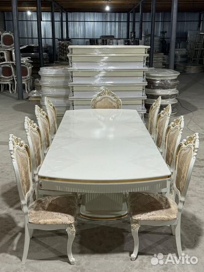 Стол и стулья