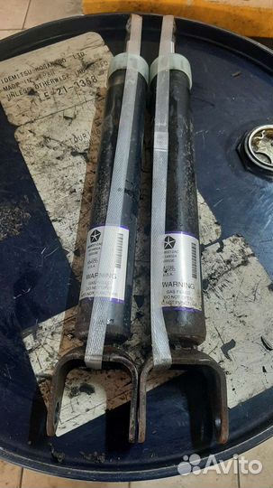 Амортизатор задний Jeep Grand Cherokee wk2