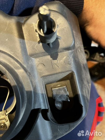 Передняя правая фара на Рено Логан