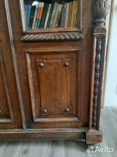Книжный шкаф старинный