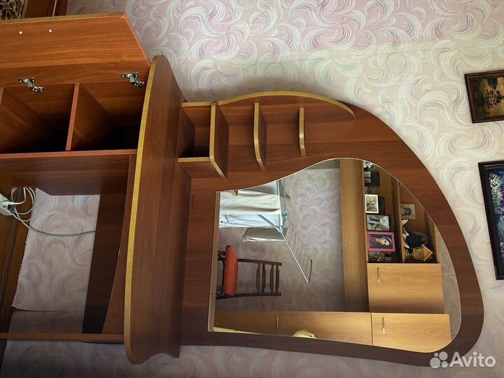 Трюмо с зеркалом