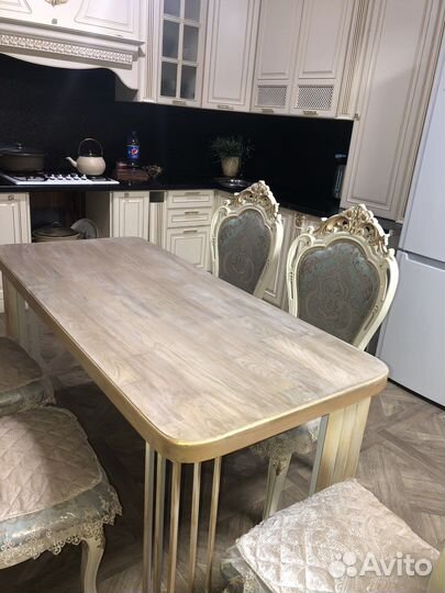 Кухонный стол из дерева