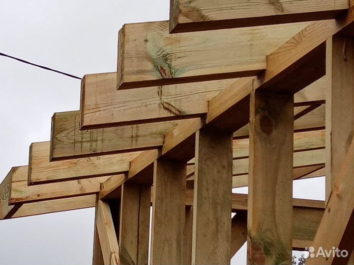 Строительная бригада плотники