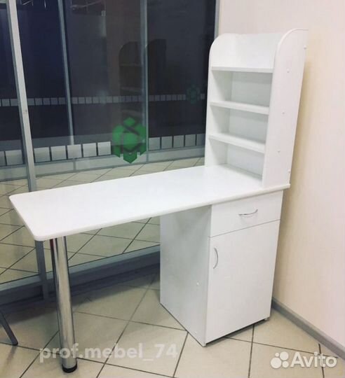 В наличии Маникюрный стол с большой полкой