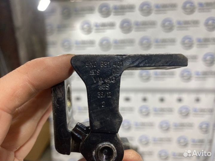 Петля двери передняя левая Volkswagen Tiguan NF