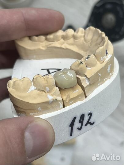 Зубной техник керамист