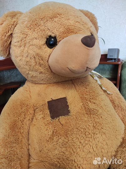 Большой плюшевый медведь