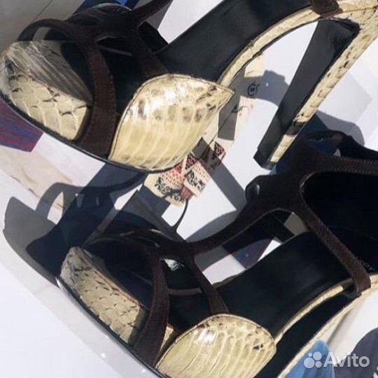 Босоножки на каблуке