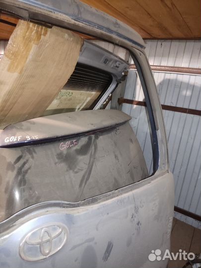 Крышка багажника Toyota Noah AZR60