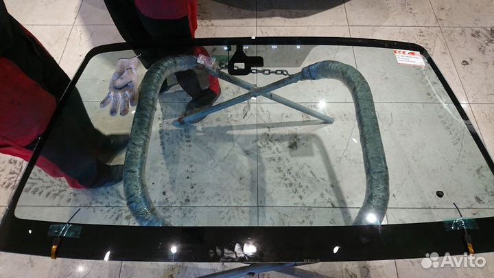 Лобовое стекло Mitsubishi Pajero