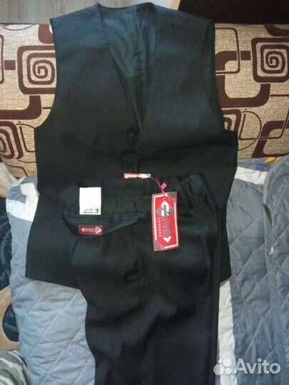 Школьный костюм 152-158новый