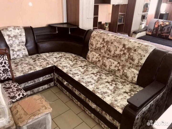 Угловой диван с баром