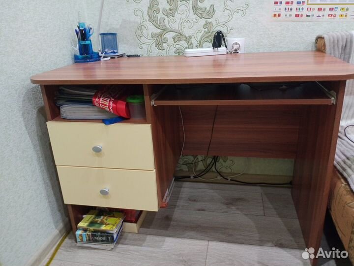 Письменный стол для школьника с полками