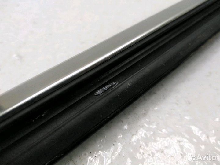 Уплотнитель стекла (хром) передний левый Toyota