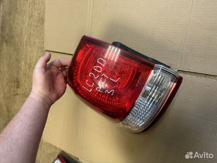 Левый фонарь Toyota Land Cruser 200 (12-15)