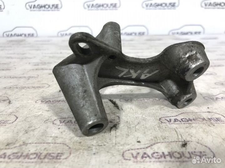 Кронштейн катушки зажигания Volkswagen Golf 4 1.6