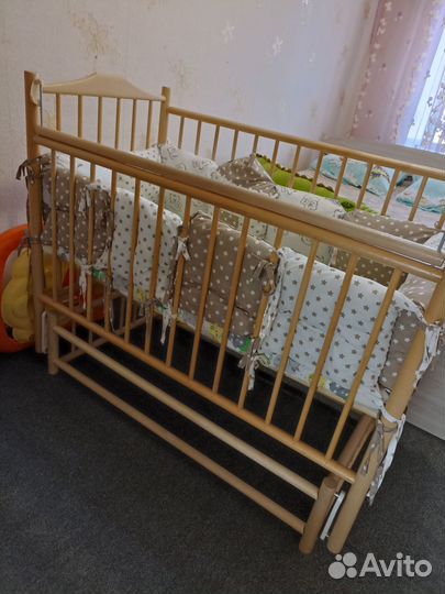 Детская кроватка до 3х лет с маятником