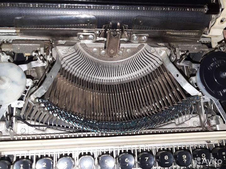 Портативная механическая пишущая машинка