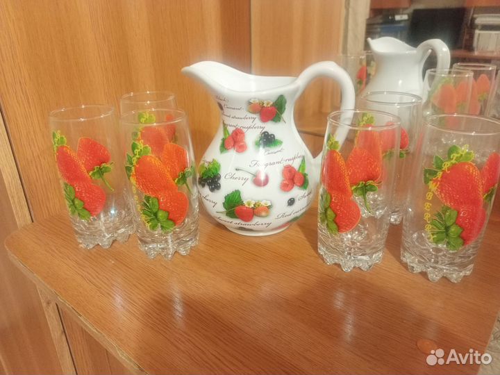 Стаканы и кувшин